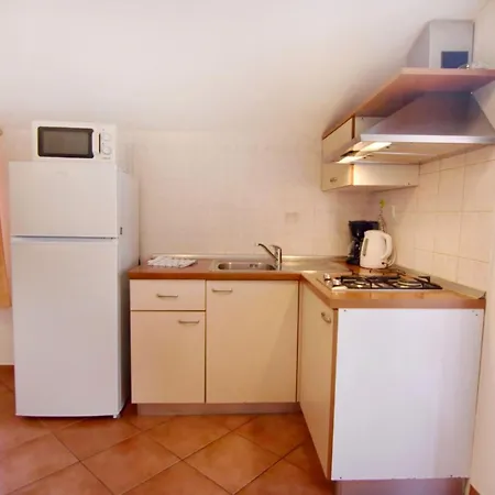 Comfortable Flat With Terrace In Umag