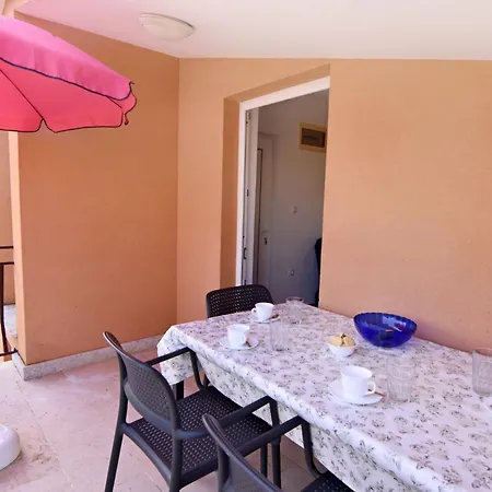 Apartment Comfortable Flat With Terrace In