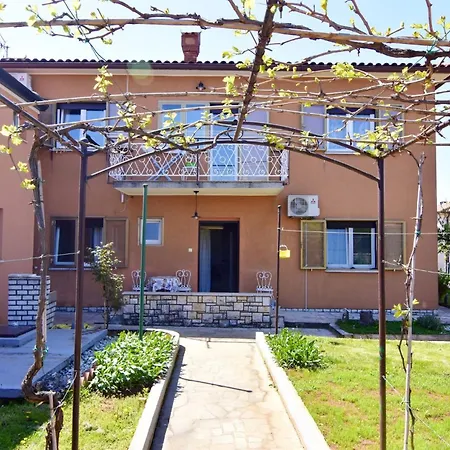 Apartment Comfortable Flat With Terrace In